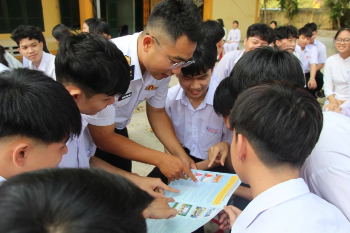 Tuyên truyền biển, đảo cho hơn 1.200 học sinh, giáo viên