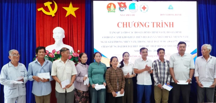 Xã Cam Lâm tặng 50 suất quà cho các gia đình chính sách, hộ có hoàn cảnh khó khăn