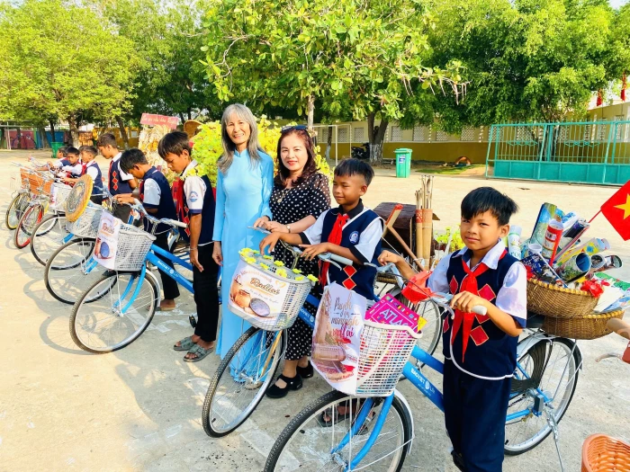 Tặng 20 xe đạp cho học sinh vượt khó học giỏi ở xã Bác Ái