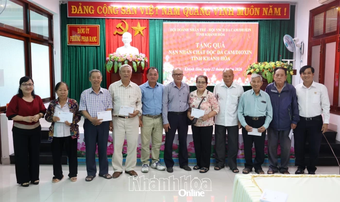 Trao 50 triệu đồng hỗ trợ nạn nhân chất độc da cam/dioxin Khánh Hòa