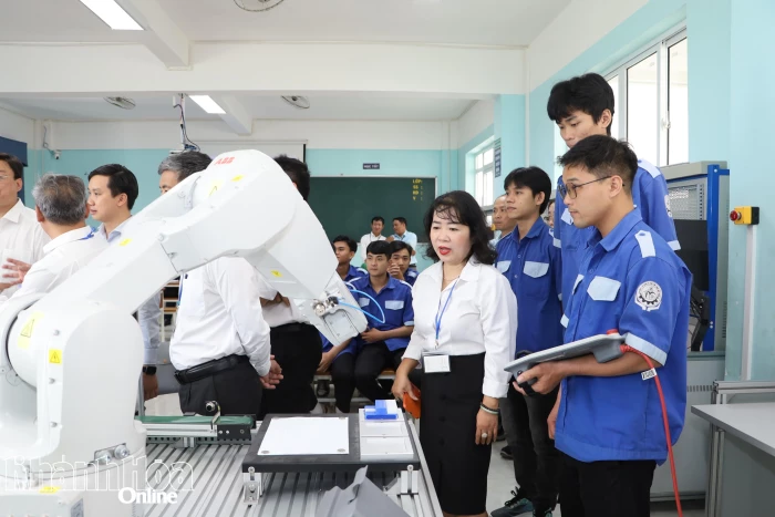 Chuẩn bị nguồn nhân lực chất lượng cao phục vụ phát triển các ngành công nghiệp, năng lượng