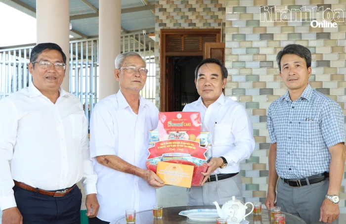 Phó Trưởng đoàn chuyên trách Đoàn Đại biểu Quốc hội tỉnh Lê Hữu Trí thăm, tặng quà cho người có công với cách mạng