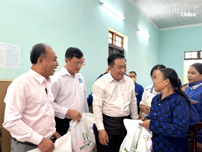 Khám bệnh, phát thuốc miễn phí cho hơn 300 người dân xã Nam Khánh Vĩnh