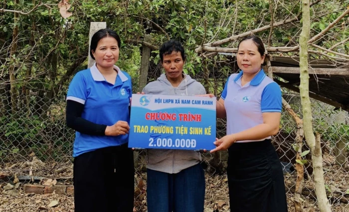 Xã Nam Cam Ranh trao phương tiện sinh kế cho hội viên phụ nữ có hoàn cảnh khó khăn