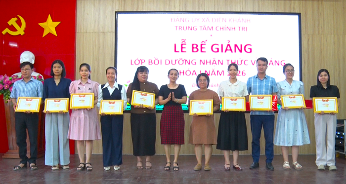 Trung tâm Chính trị Diên Khánh bế giảng lớp bồi dưỡng nhận thức về Đảng khóa I