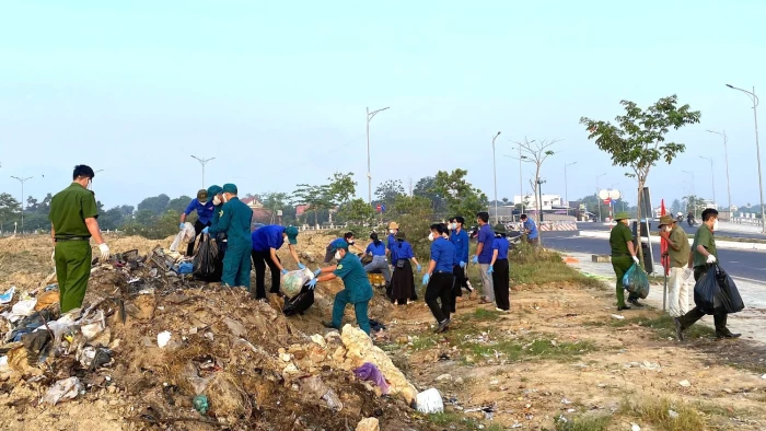 Đoàn Thanh niên xã Diên Khánh ra quân xử lý "điểm đen ô nhiễm môi trường"