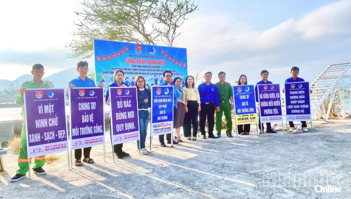 Đoàn phường Ninh Chử tiếp nhận và lắp đặt 20 bảng tuyên truyền