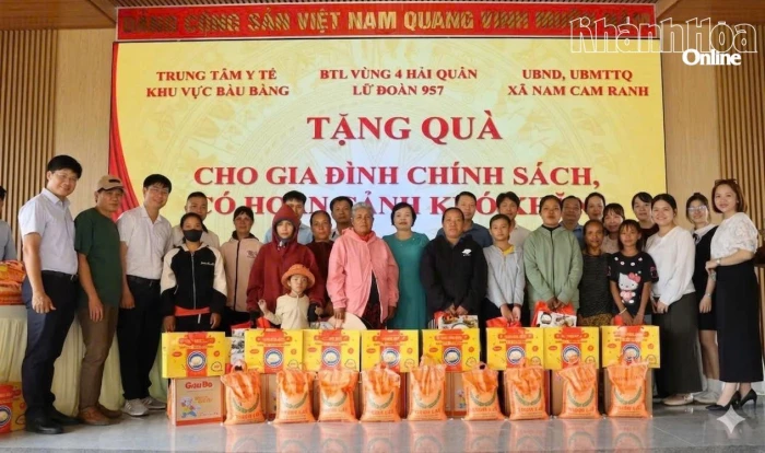 Lữ đoàn 957 phối hợp tặng quà cho 50 gia đình chính sách xã Nam Cam Ranh