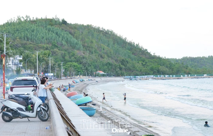 Đêm lên đèn trên bờ kè Đông Hải