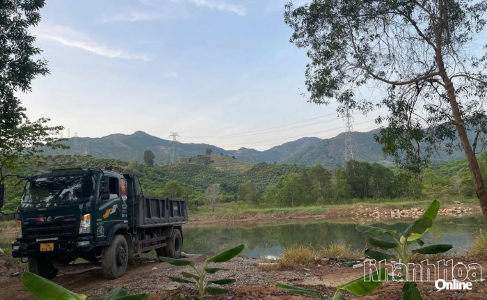 Bắt quả tang nhóm đối tượng khai thác cát trái phép tại hồ Suối Dầu