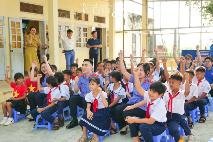 “Hành trình về nguồn - Tháng Tư lịch sử” tại phường Đô Vinh