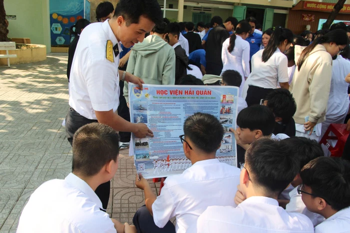 Lữ đoàn 146 tuyên truyền biển đảo cho hơn 1.300 học sinh, giáo viên