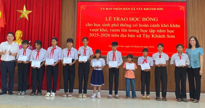 Xã Tây Khánh Sơn trao 20 suất học bổng cho học sinh có hoàn cảnh khó khăn