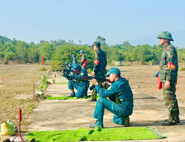 Ban Chỉ huy Quân sự xã Vạn Thắng kiểm tra bắn đạn thật cho lực lượng dân quân