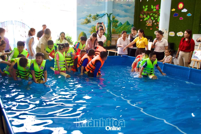 Giao lưu “Ngày hội bơi lội - Bé vui cùng nước an toàn”