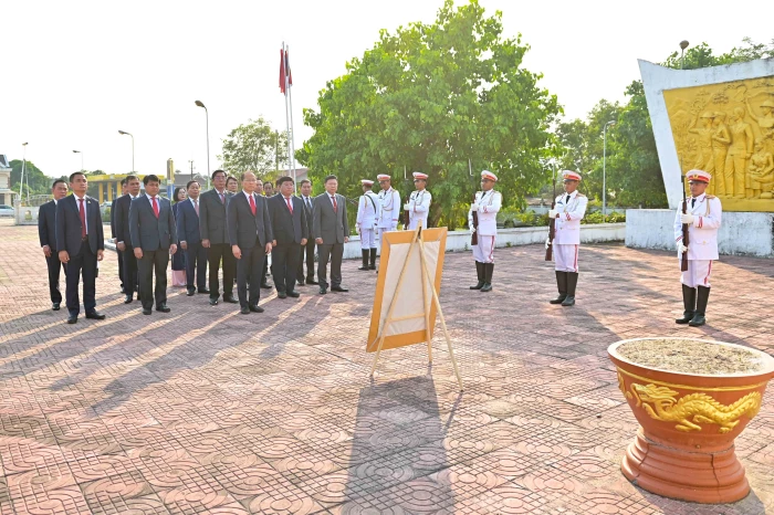 Đoàn công tác tỉnh Khánh Hòa dâng hương, dâng hoa Tượng đài Đoàn kết liên minh chiến đấu Lào - Việt tại tỉnh Attapeu