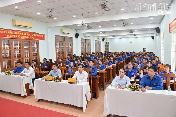 Đảng ủy UBND tỉnh Khánh Hòa bồi dưỡng nhận thức về Đảng cho 109 đoàn viên ưu tú