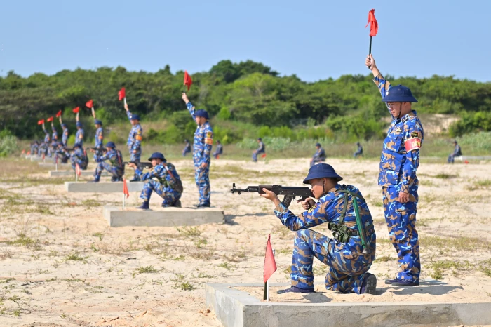 Trên thao trường huấn luyện chiến sĩ hải quân
