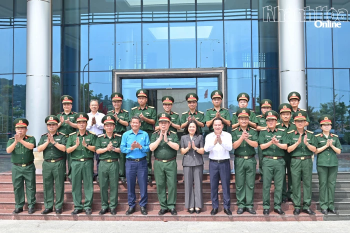 Đại tướng Nguyễn Trọng Nghĩa thăm, làm việc tại Trung tâm Công nghệ thông tin và Ngoại ngữ, Trường Sĩ quan Thông tin