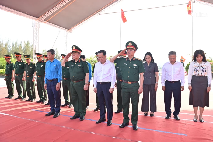 Đại tướng Nguyễn Trọng Nghĩa - Chủ nhiệm Tổng cục Chính trị dâng hương tại Khu tưởng niệm chiến sĩ Gạc Ma