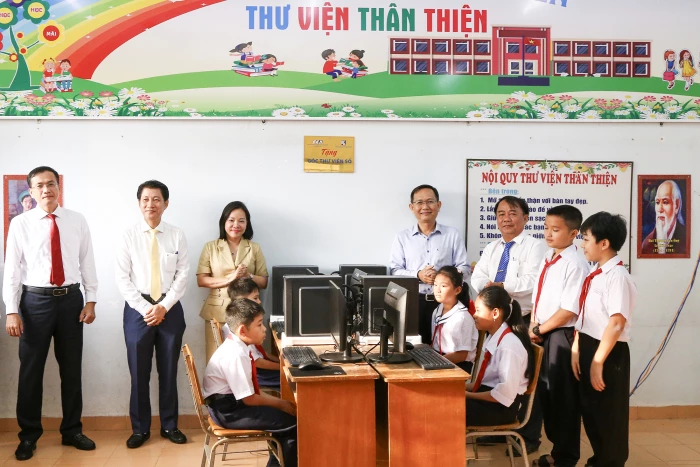 Nhân Ngày sách và Văn hóa đọc Việt Nam (21-4), Ngày Sách và Bản quyền thế giới (23-4): Chương trình "Tủ sách lớp em": Hành trình gieo mầm tri thức