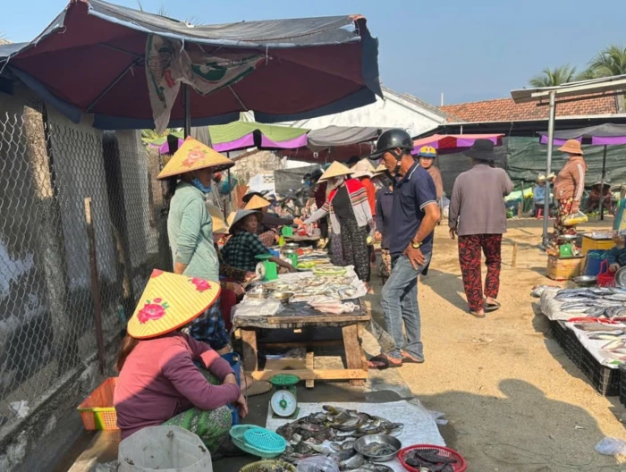 Xã Vạn Thắng xử lý các hành vi lấn chiếm lòng, lề đường