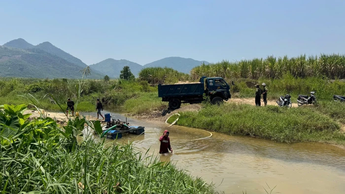 Công an xã Nam Ninh Hòa phát hiện nhóm đối tượng bơm hút cát trái phép