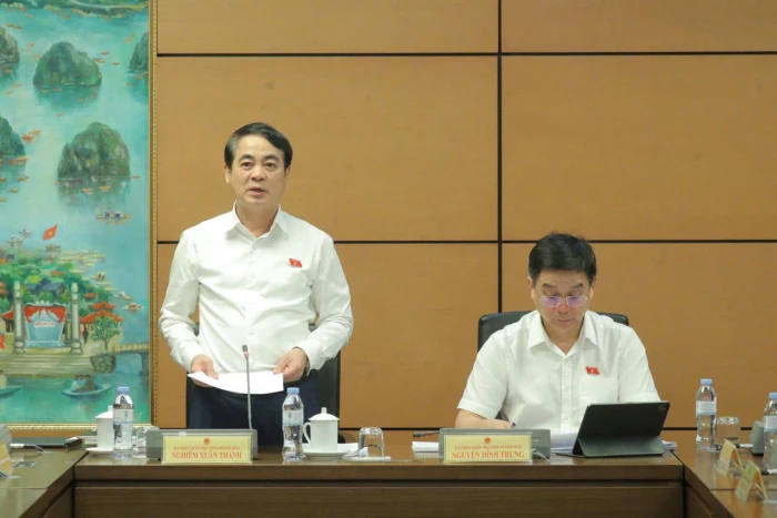 Đoàn Đại biểu Quốc hội tỉnh Khánh Hòa thảo luận tại tổ về các vấn đề được xem xét, quyết định tại Kỳ họp thứ nhất, Quốc hội khóa XVI