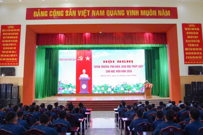 Phổ biến, giáo dục pháp luật cho học viên Trường Sĩ quan Không quân