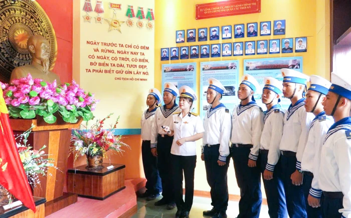 Trung tâm Huấn luyện Vùng 4 Hải quân tổ chức học tập truyền thống cho chiến sĩ mới