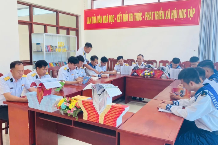 Trung đoàn 196 Hải quân hưởng ứng Ngày Sách và Văn hóa đọc Việt Nam