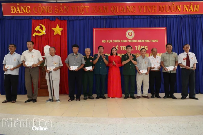 Hội Cựu chiến binh phường Nam Nha Trang tổ chức lễ trao kỷ niệm chương và kết nạp hội viên mới