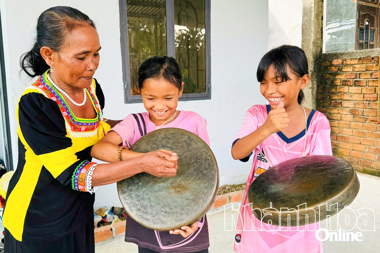 Ngân vang tiếng mã la