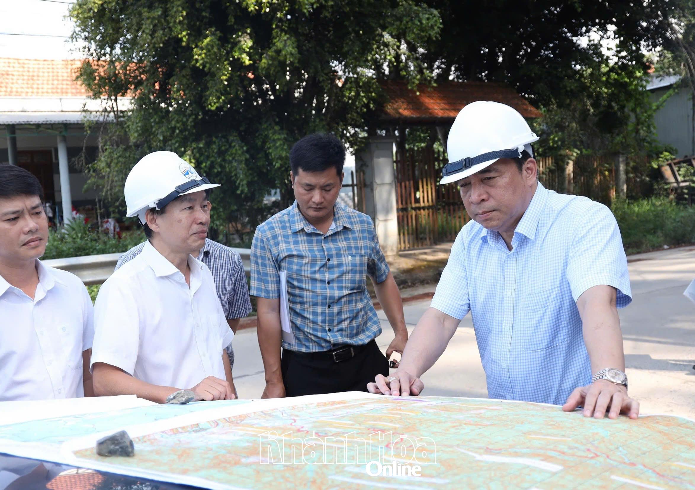 Phó Bí thư Thường trực Tỉnh ủy, Chủ tịch HĐND tỉnh Nguyễn Khắc Toàn kiểm tra tiến độ Dự án Đường liên vùng Khánh Sơn - Khánh Vĩnh