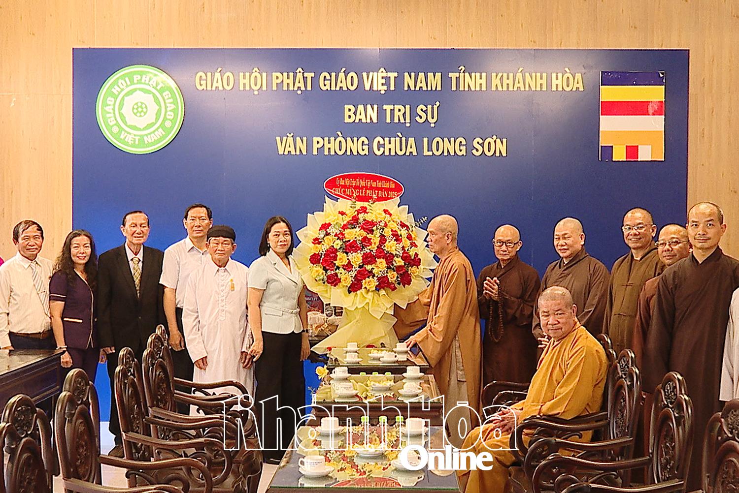 Chủ tịch UBMTTQ Việt Nam tỉnh Khánh Hòa Trần Thu Mai đến thăm, chúc mừng các cơ sở Phật giáo nhân Đại lễ Phật đản Vesak 2025