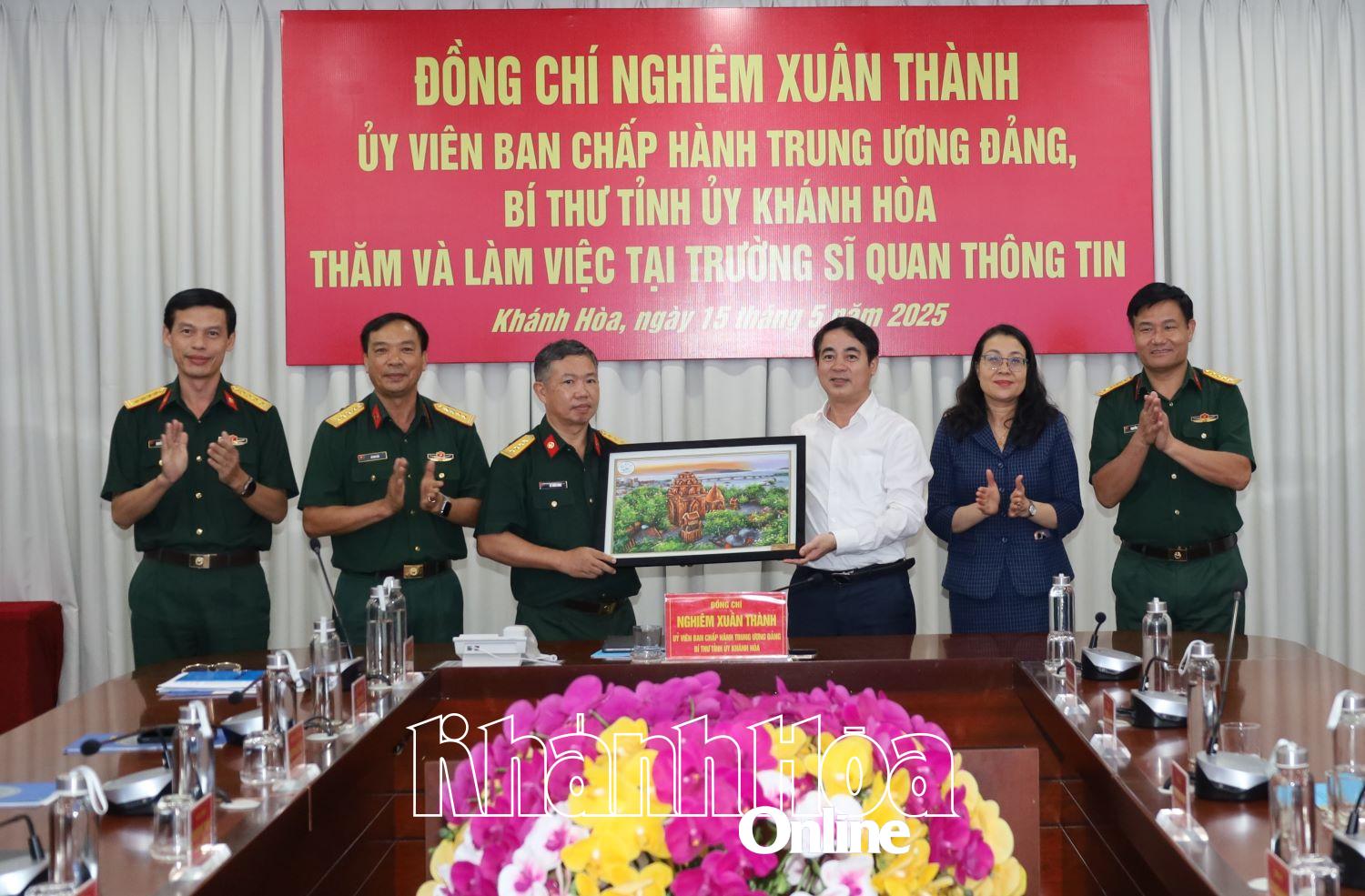 Bí thư Tỉnh ủy Nghiêm Xuân Thành làm việc với Trường Sĩ quan Thông tin