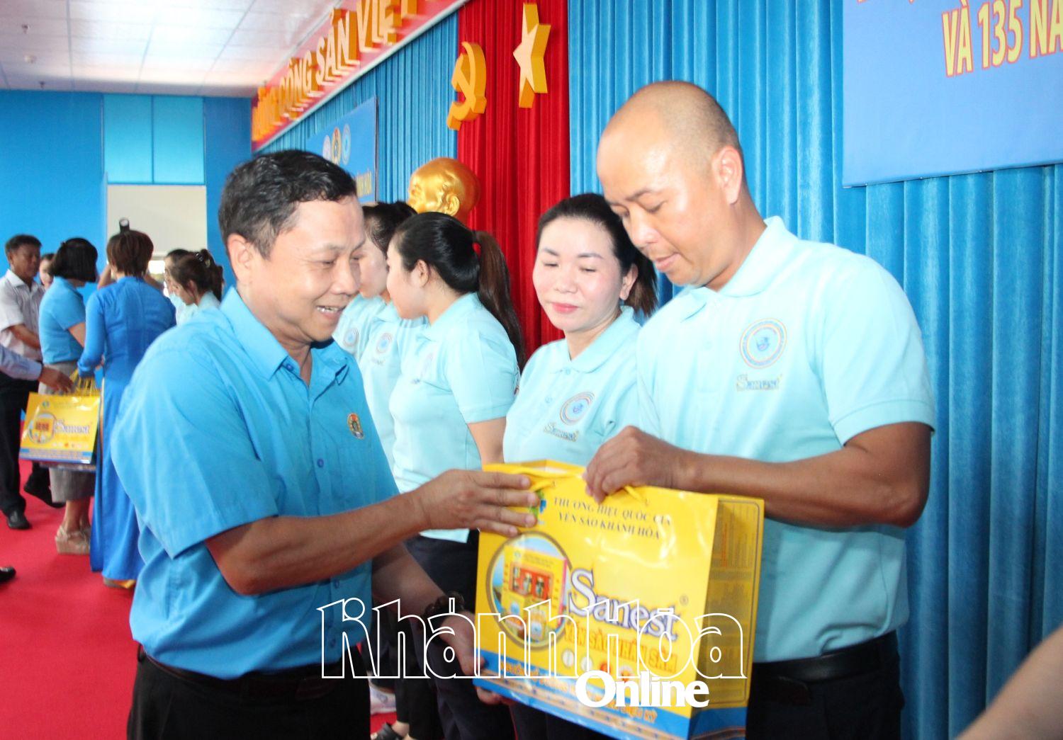 Trao hỗ trợ và tổ chức “Bữa cơm Công đoàn” cho đoàn viên, người lao động