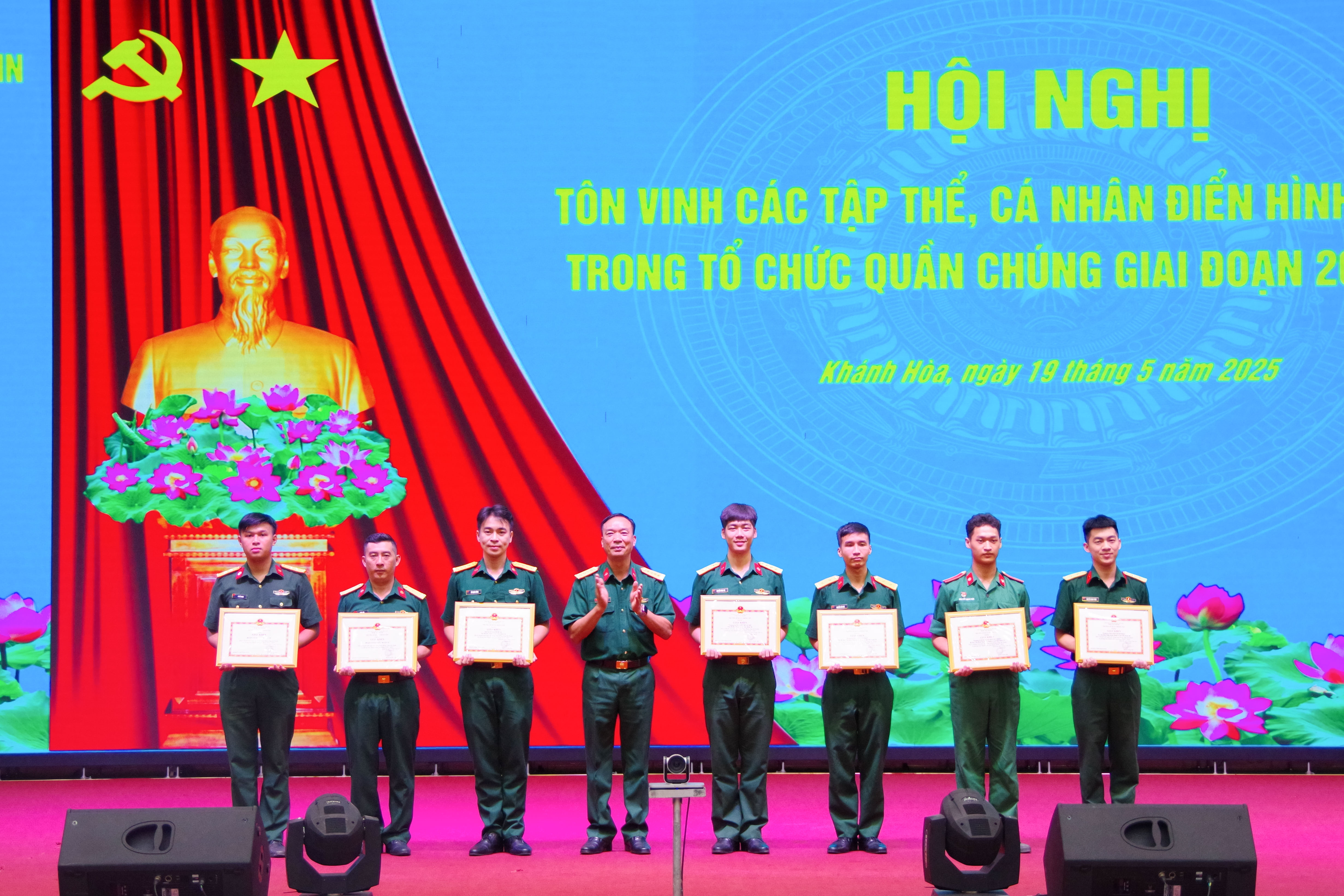 Trường Sĩ quan Thông tin tổ chức tôn vinh các điển hình tiên tiến trong công tác quần chúng