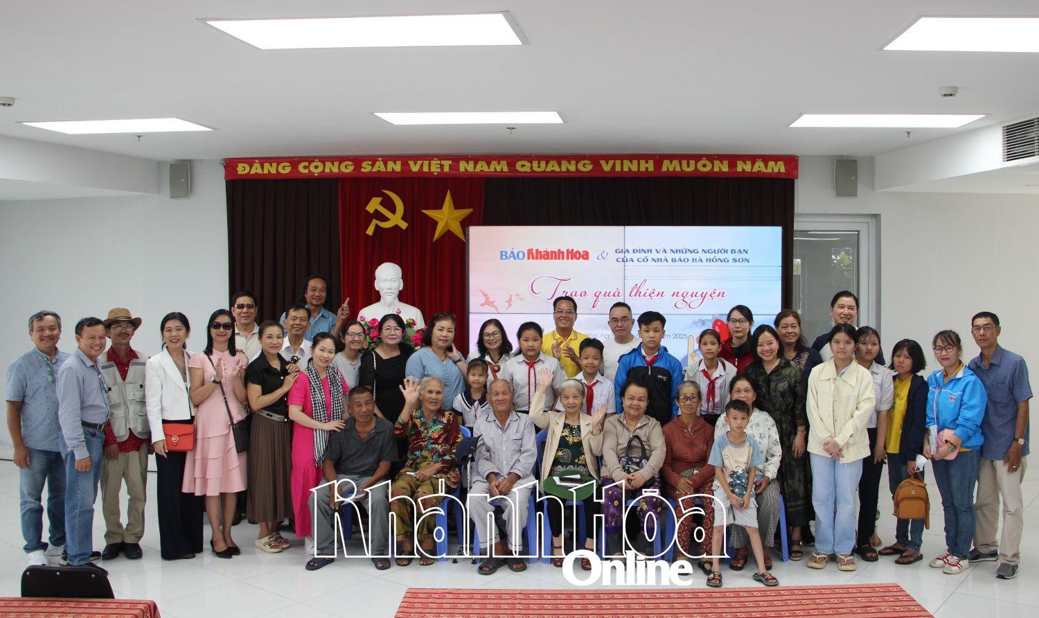 Báo Khánh Hòa cùng gia đình và những người bạn của cố nhà báo Hà Hồng Sơn trao quà thiện nguyện cho 20 trường hợp khó khăn