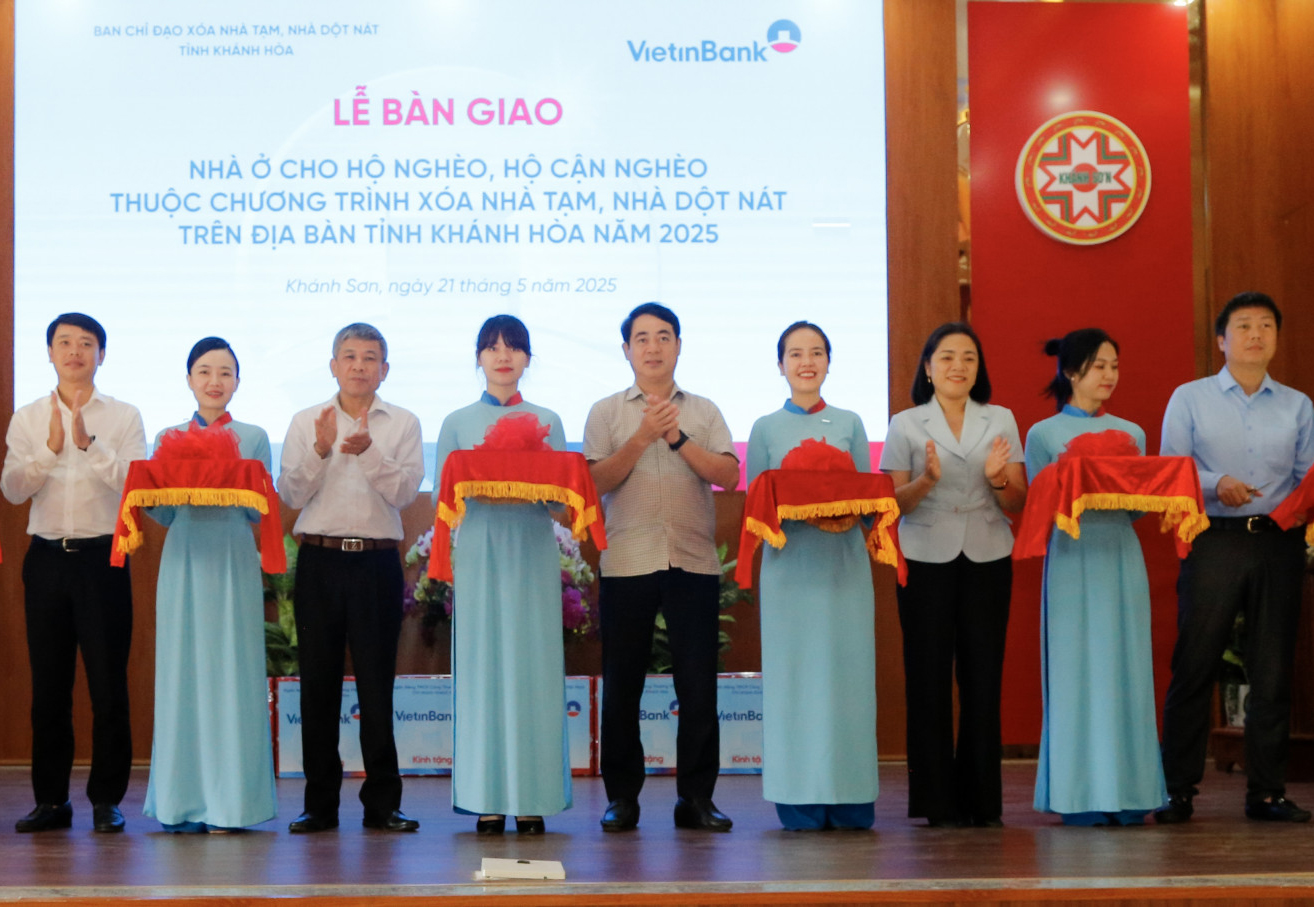 Bàn giao nhà ở cho hộ nghèo, cận nghèo, hộ khó khăn huyện Khánh Sơn