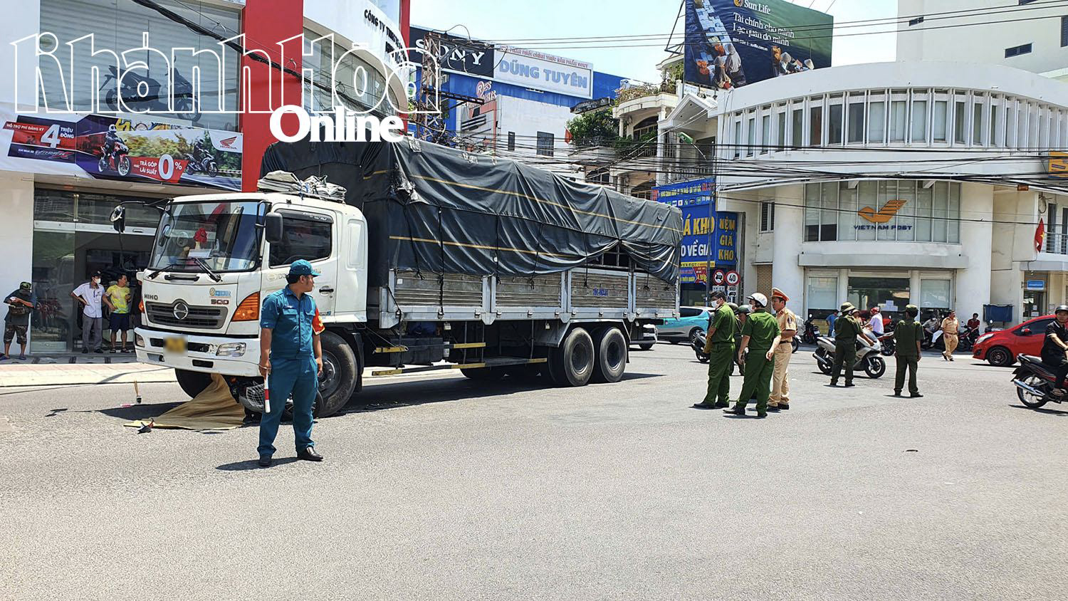 Tại TP. Nha Trang, một phụ nữ bị xe tải cán tử vong