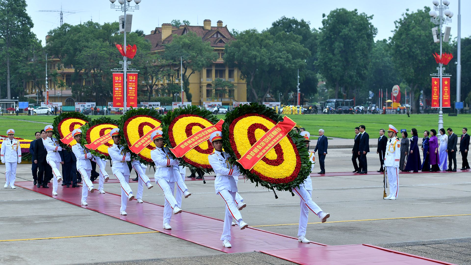 Các đồng chí lãnh đạo Đảng, Nhà nước vào Lăng viếng Chủ tịch Hồ Chí Minh