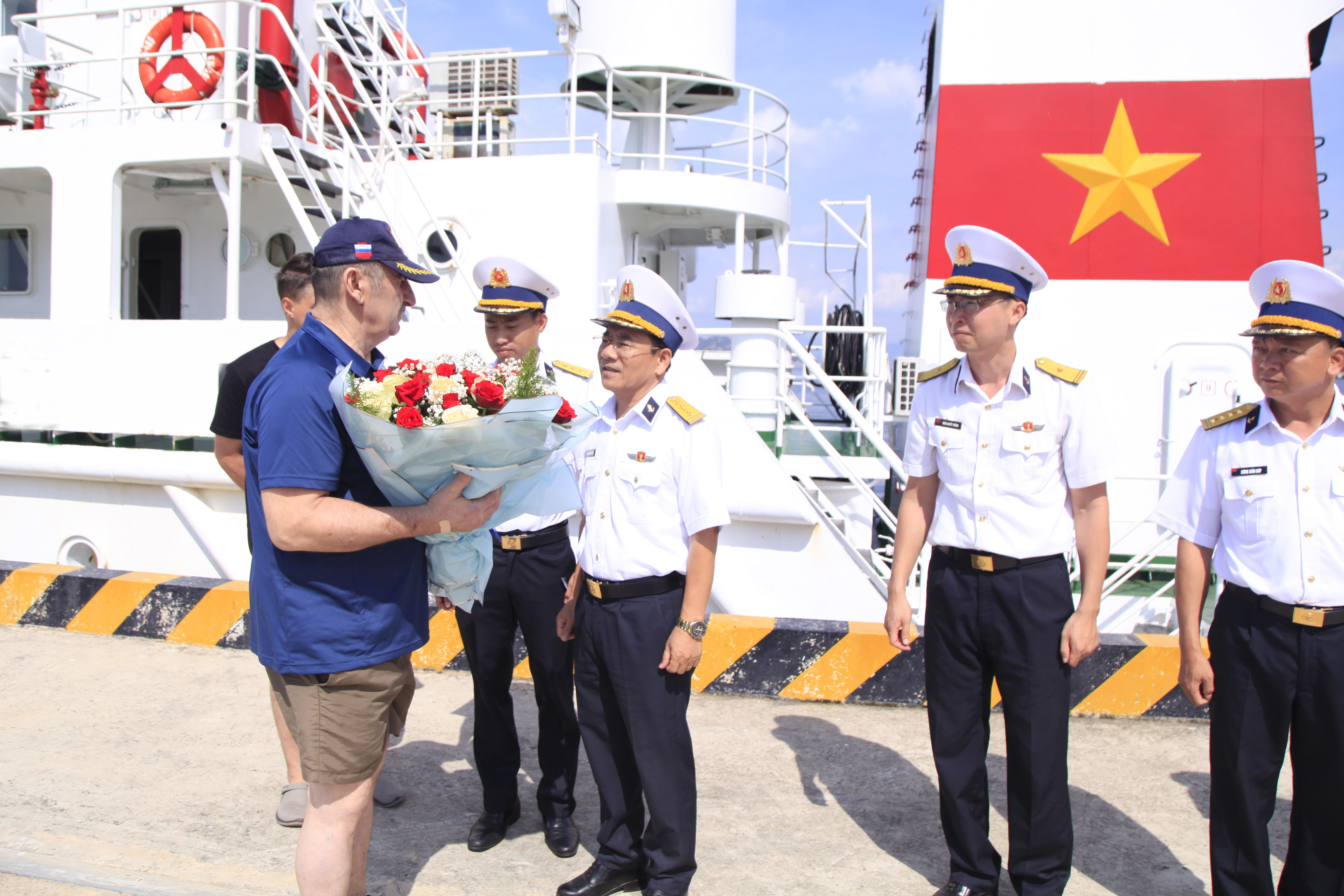 Vùng 4 Hải quân bàn giao bệnh nhân người nước ngoài sau cấp cứu, điều trị