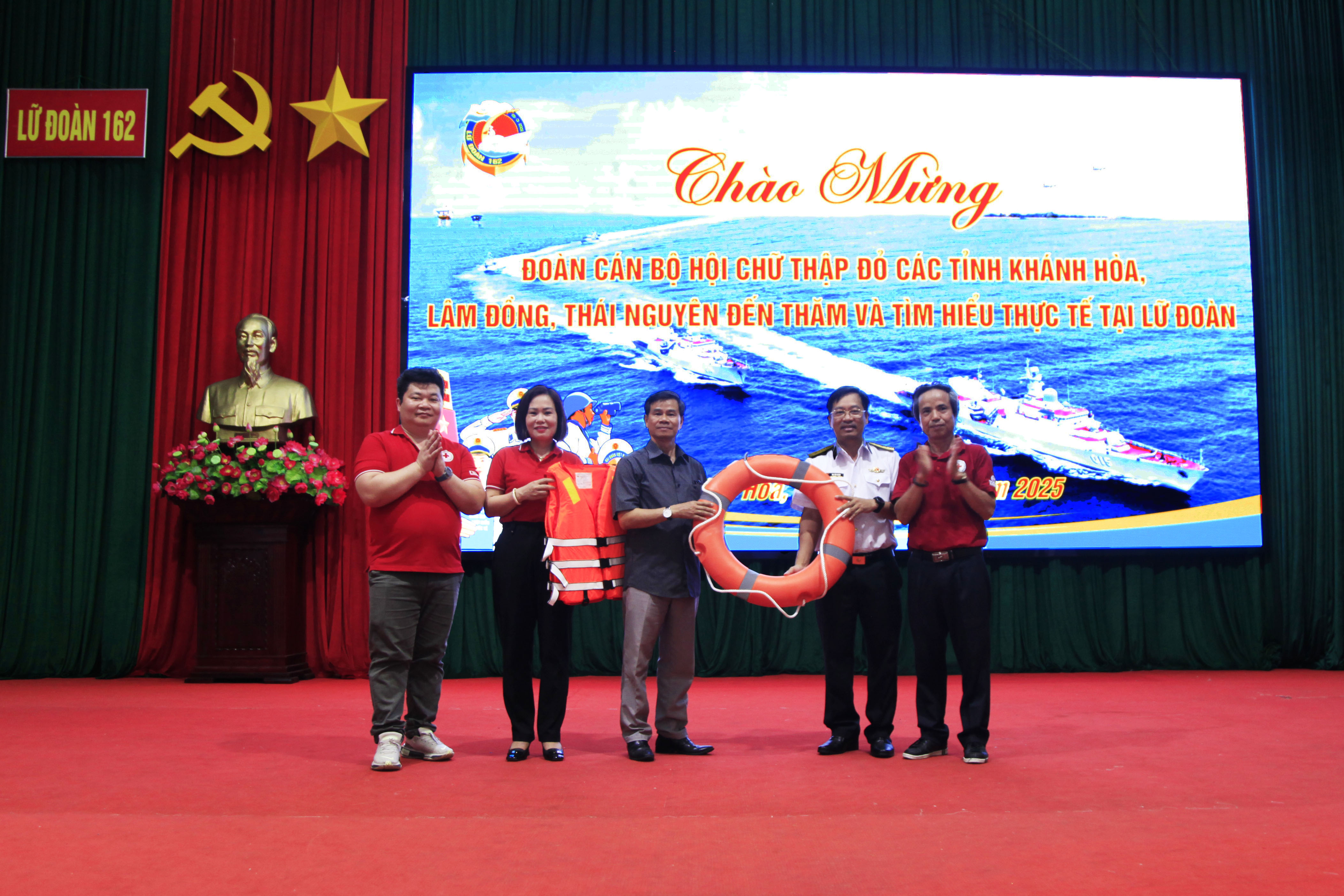 Đoàn cán bộ Hội Chữ thập đỏ các tỉnh thăm, tìm hiểu thực tế tại Lữ đoàn 162, Vùng 4 Hải quân