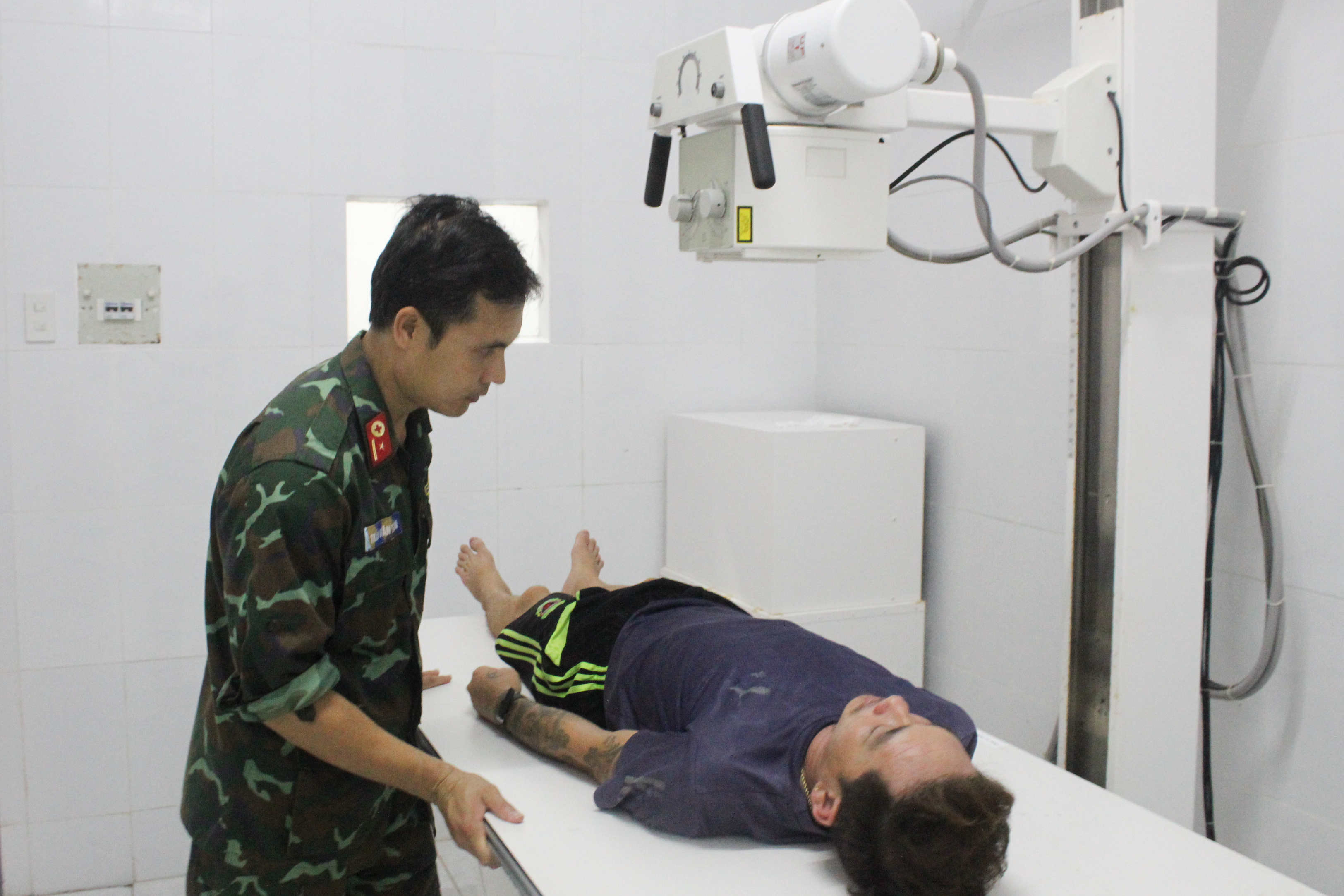 Bệnh xá đảo Song Tử Tây cấp cứu ngư dân tỉnh Bình Thuận bị giảm áp do lặn biển