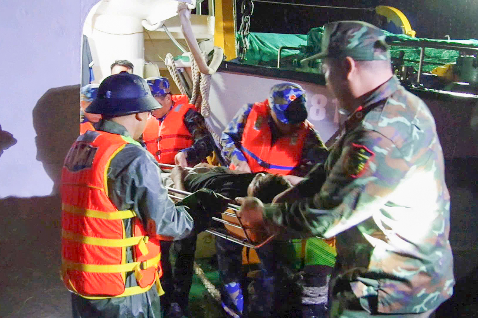 Bệnh xá đảo Trường Sa cấp cứu ngư dân bị giảm áp do lặn biển