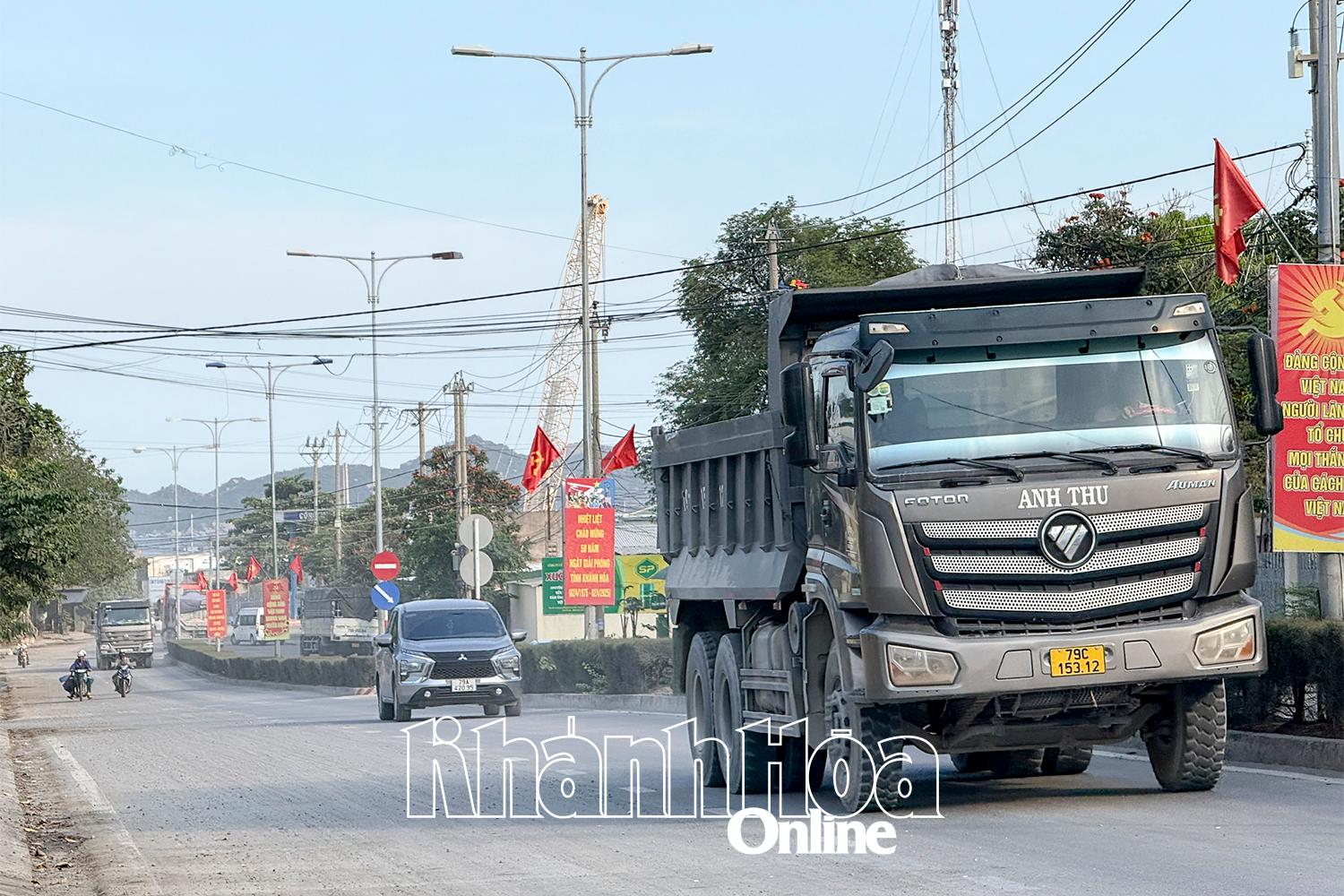 Đường Nguyễn Trọng Kỷ, Cam Ranh: Oằn mình vì xe quá tải, chạy nhanh