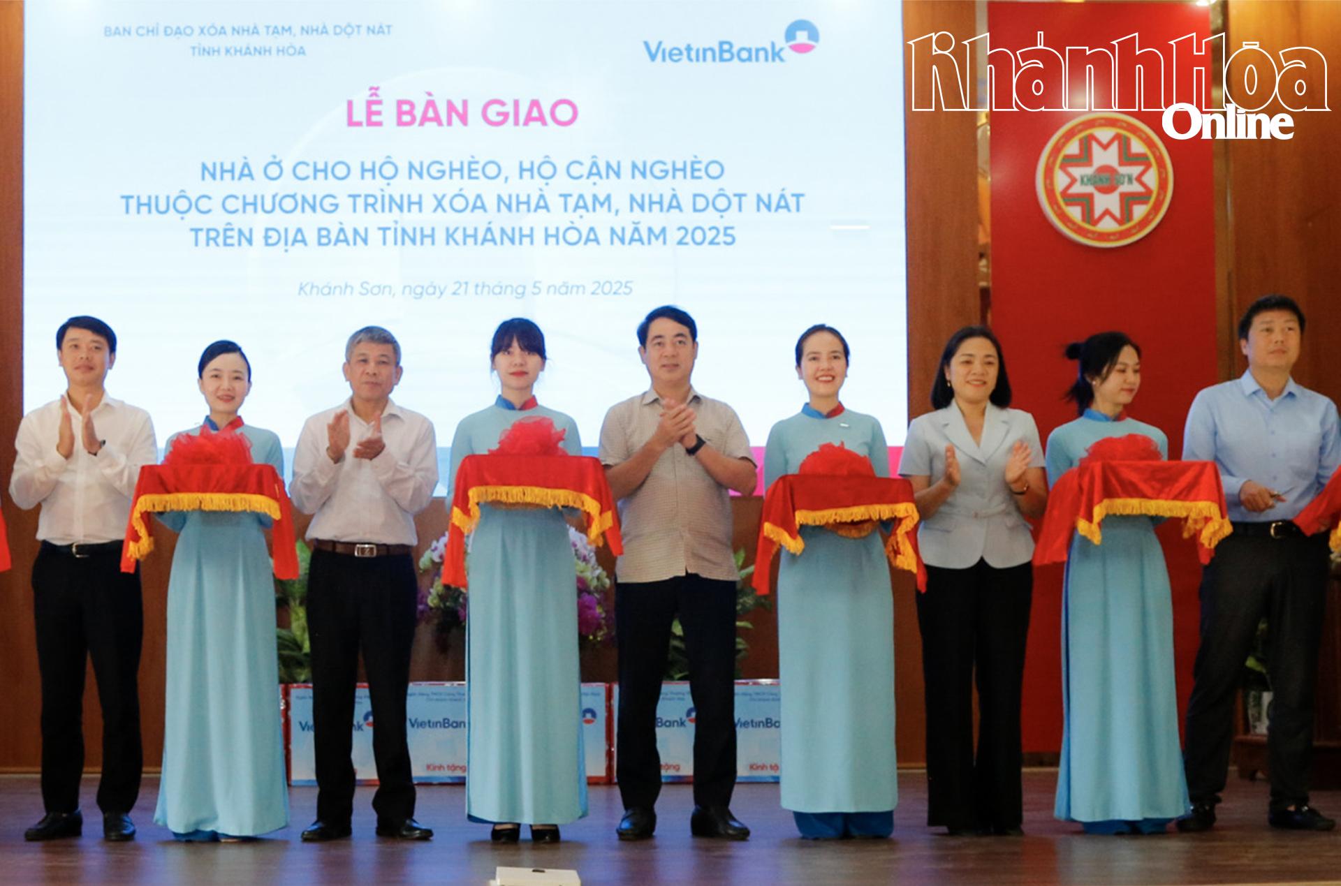 Bàn giao nhà ở cho hộ nghèo, cận nghèo, hộ khó khăn huyện Khánh Sơn