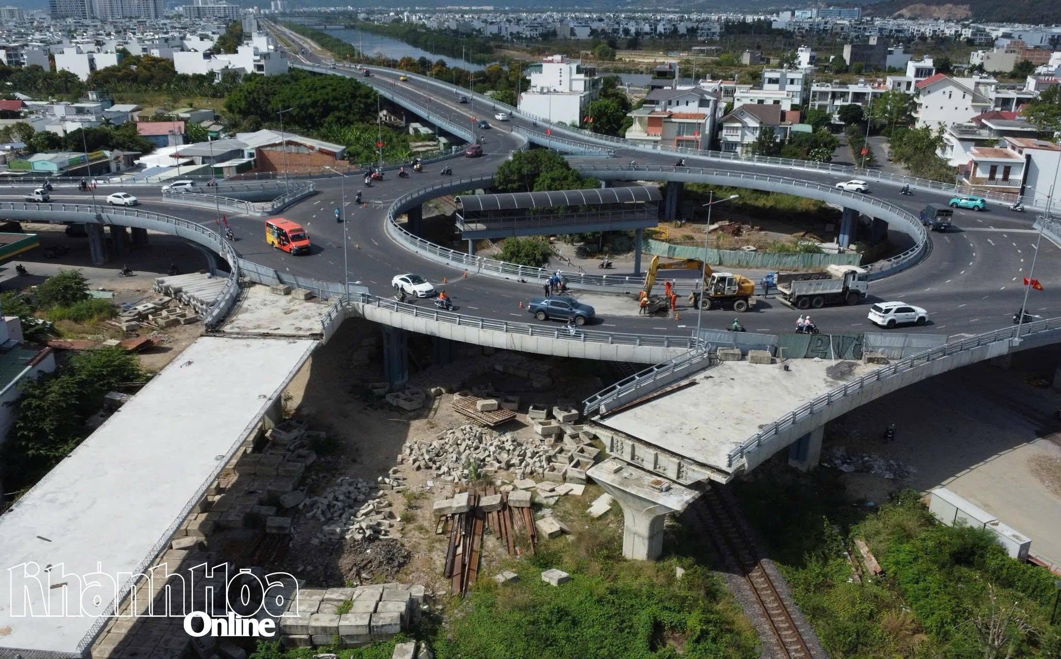 Bóc lớp bê tông nhựa để siêu âm vết lún trên nút giao Ngọc Hội