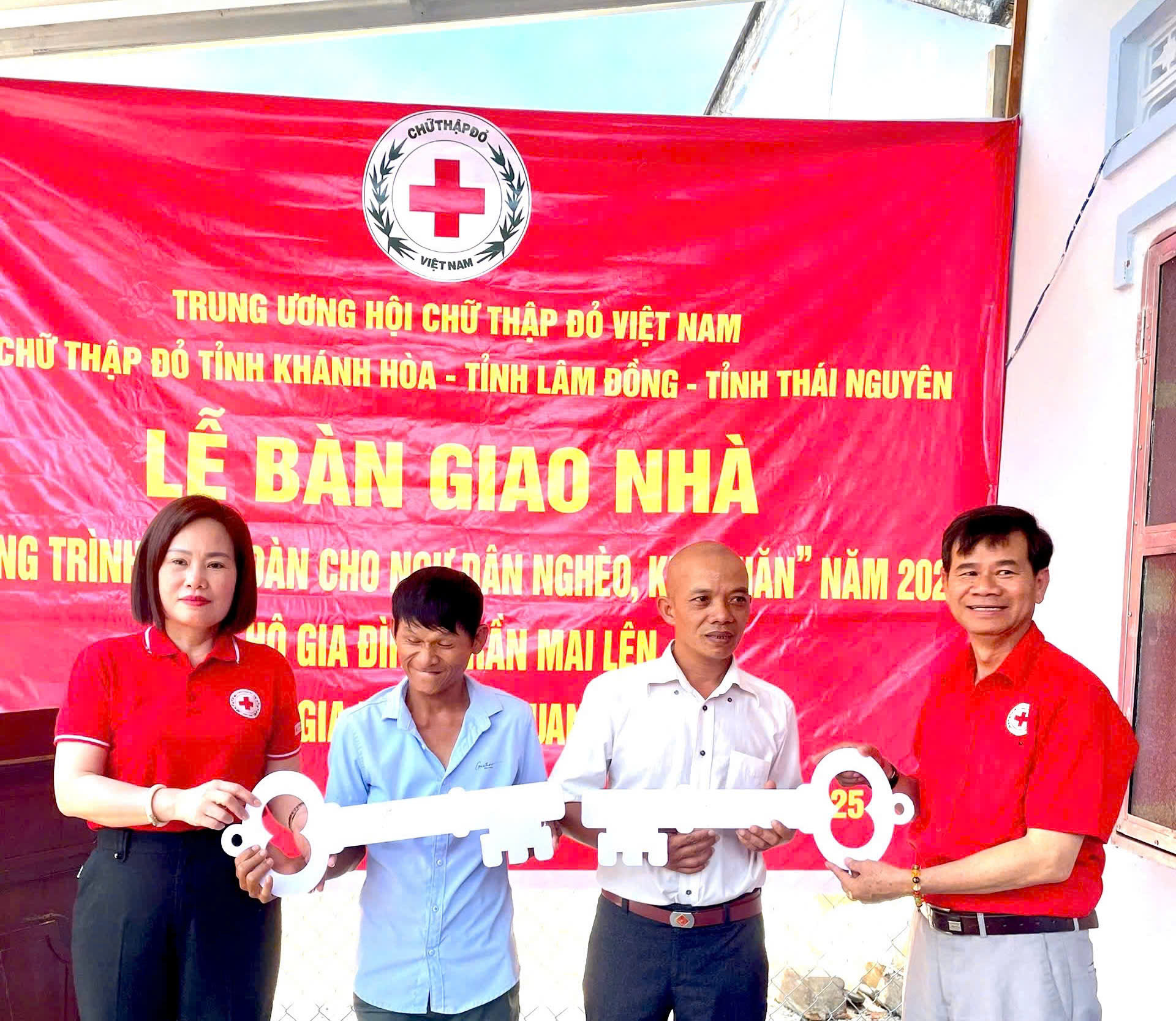 Hội Chữ thập đỏ tỉnh Khánh Hòa phối hợp bàn giao 2 căn nhà cho ngư dân nghèo ở Cam Lâm